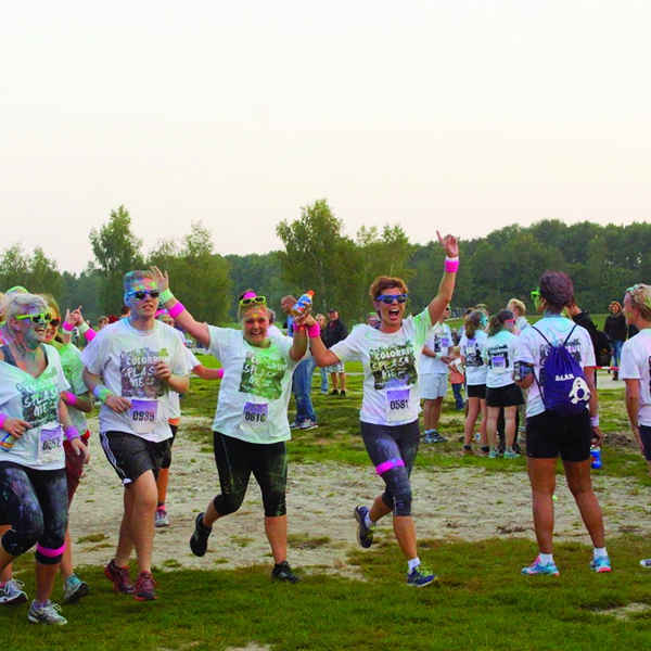 Fanatieke deelnemers aan de Collor Run